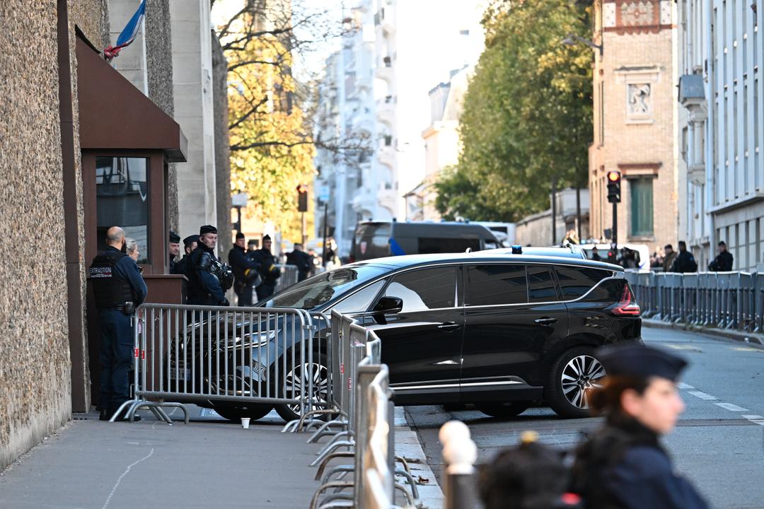 Frankrikes tidligere president Nicolas Sarkozy truet av innsatte i fengsel