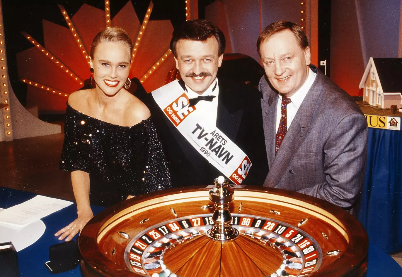 LEGENDARISKE: Hallvard Flatland ble kåret til Årets TV-navn i 1990 – her flankert av Se og Hørs sjefredaktør Knut Haavik og Birgitte Seyffarth - den gangen kjent som «Tause Birgitte». Foto: Tor Kvello