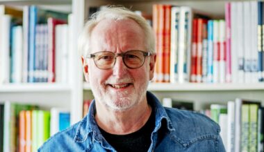 Eyvind Hellstrøm rørt av barndomsminner i «Kokkeskolen» på TV 2