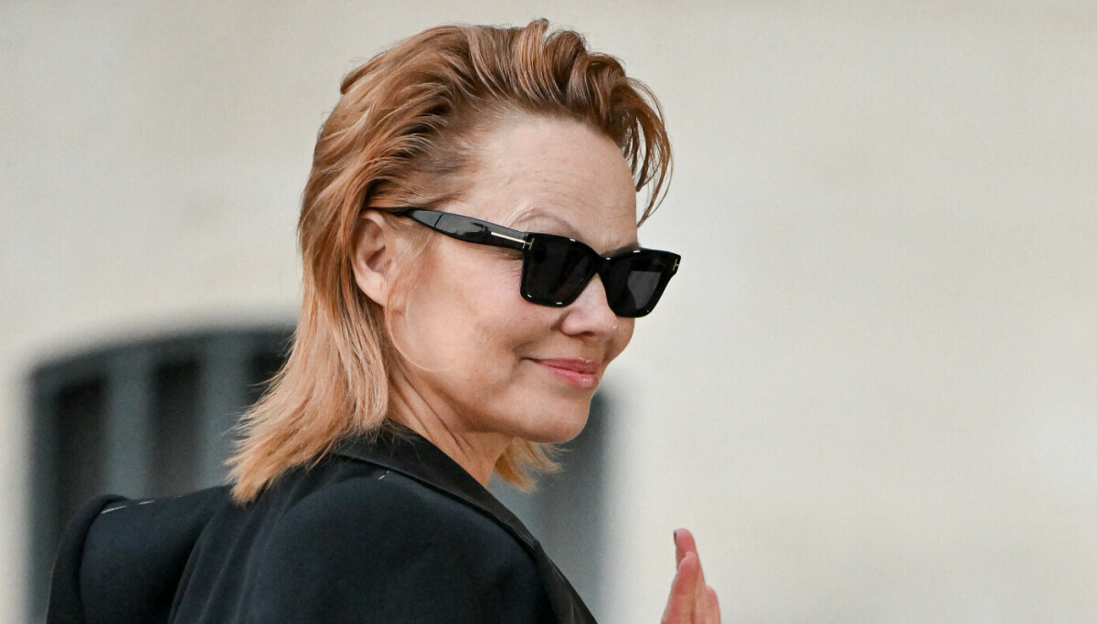 Pamela Anderson overrasker med ny frisyre under moteuken i Paris