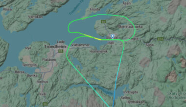 Måtte snu på grunn av vind