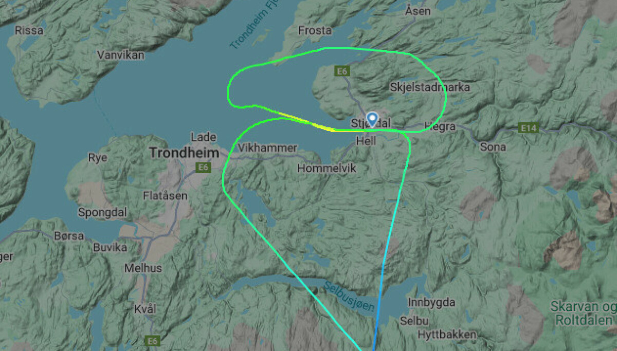 Måtte snu på grunn av vind