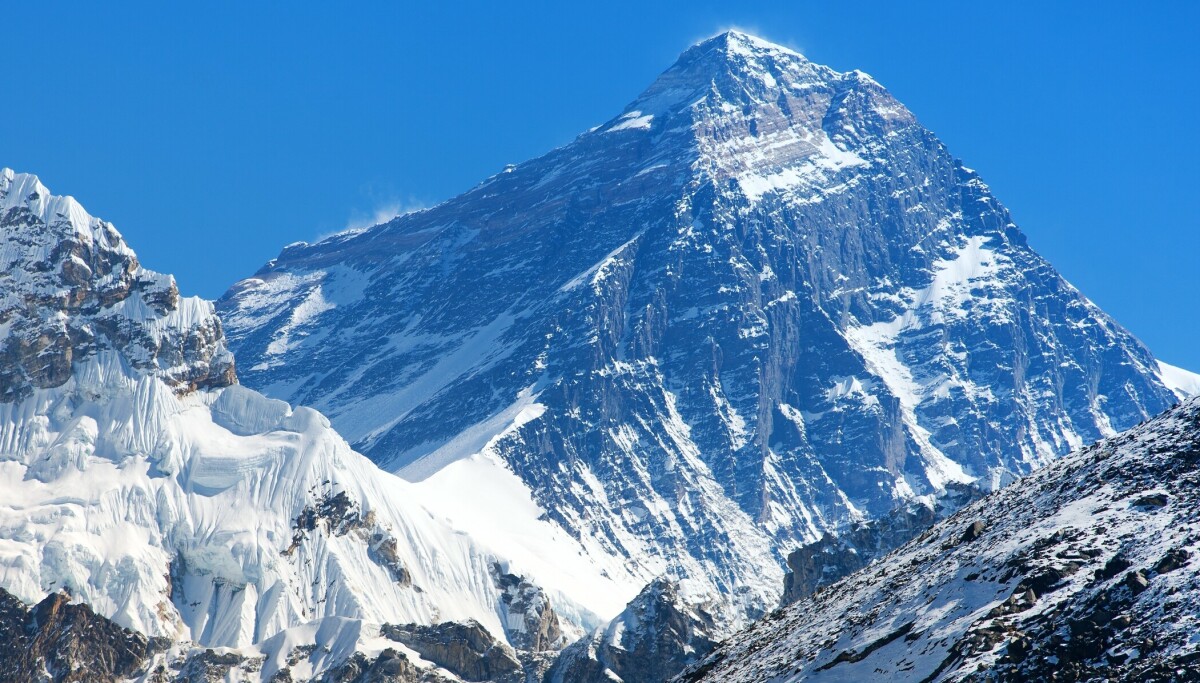 Snøstorm fanger tusen på Mount Everest: Redningsarbeid pågår