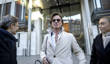 Stordalen dukket opp på krykker