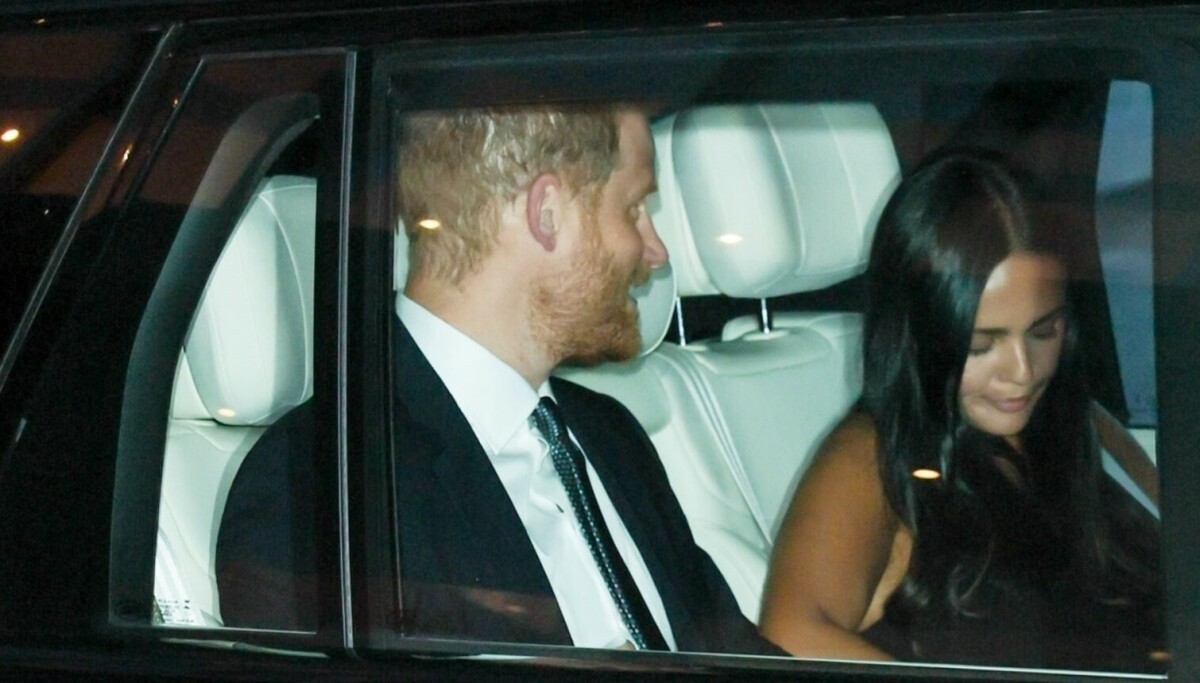 Prins Harry forfulgt av kvinne i London