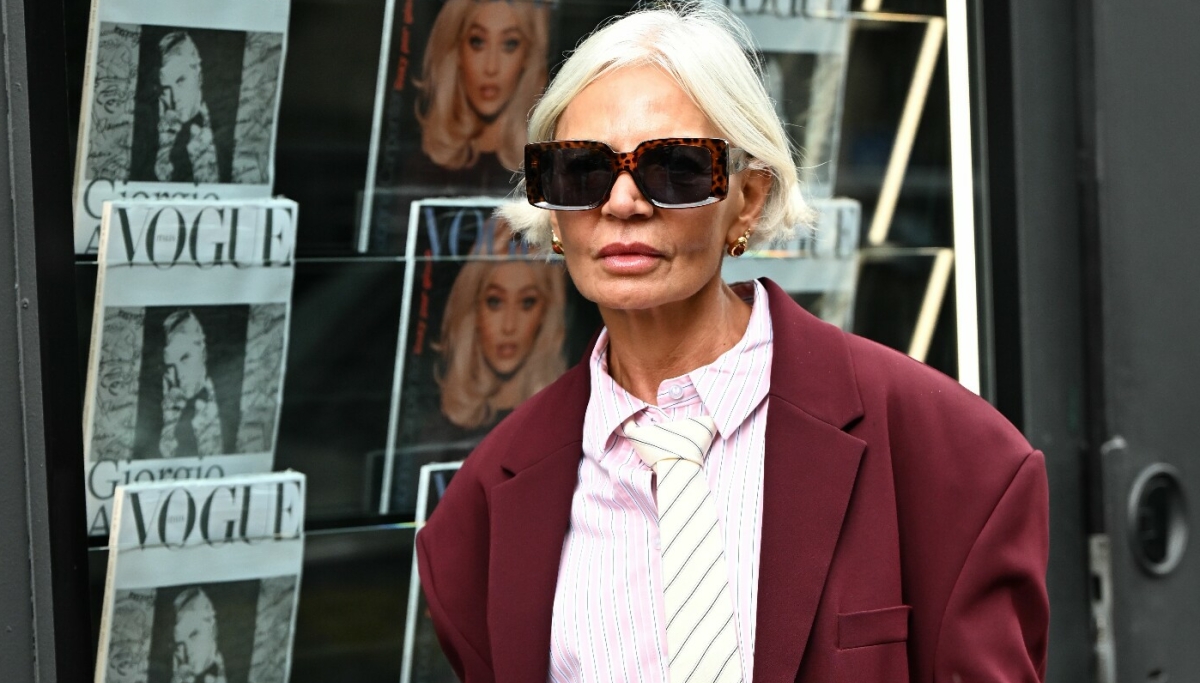 Grece (60) inspirerer millioner – her er favorittjeansen hun har hatt i over førti år