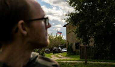 Titas (28) ser fiendens flagg fra hagen