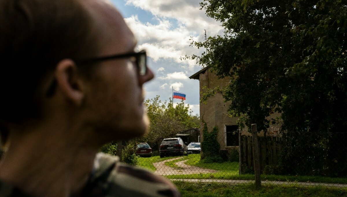 Titas (28) ser fiendens flagg fra hagen