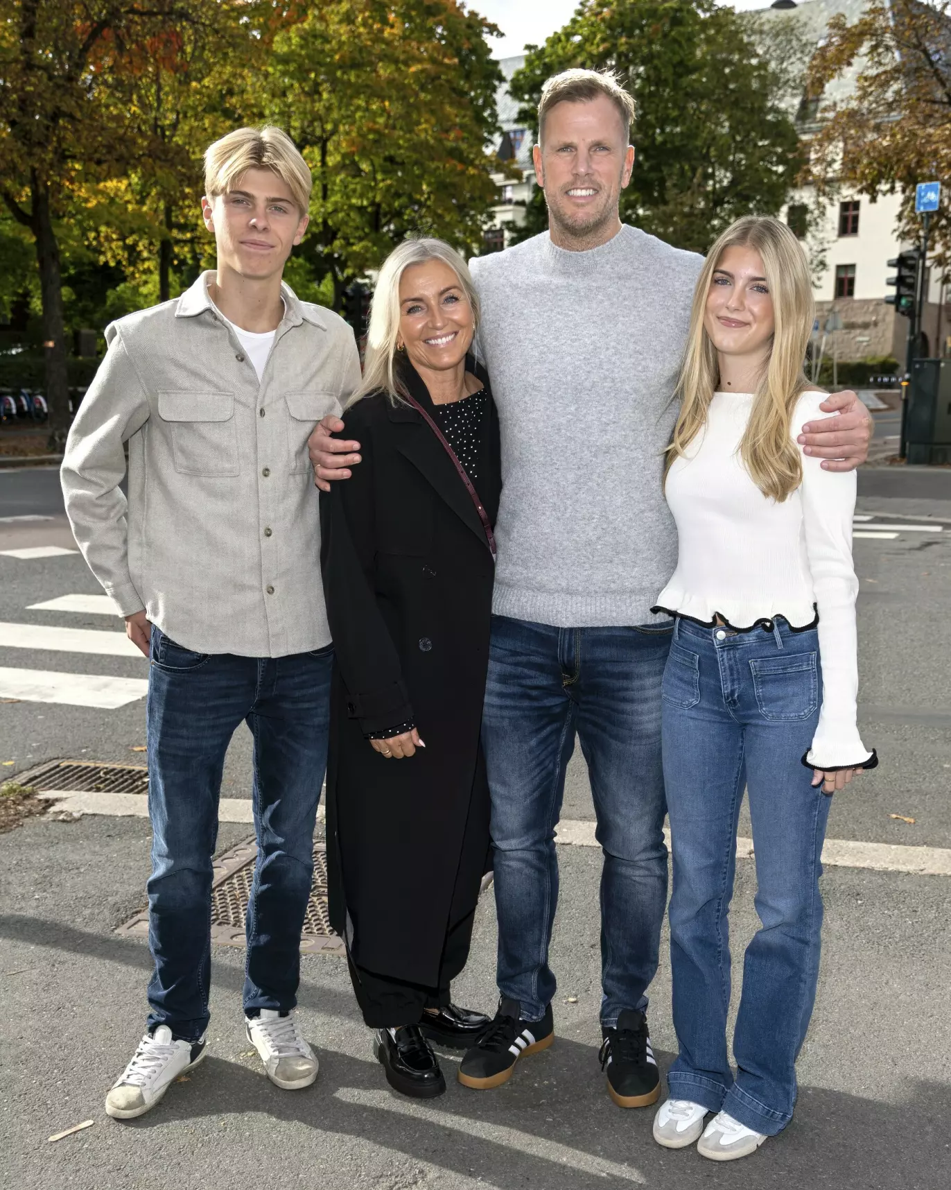FAMILIE: Pressevisning for «Spillet» sin tredje sesong på Gimle kino. Einar Øgrey Brandsdal hadde med kone og barn. Foto: Andreads Fadum / Se og Hør