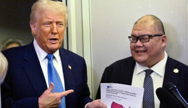 Svarer Nobelkomiteen med stikk