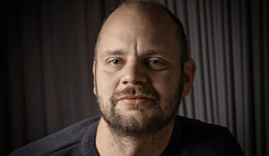 - Helt alene i verden