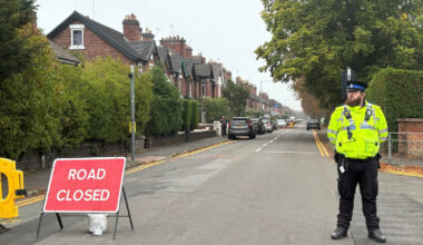 To små barn funnet drept, mor siktet