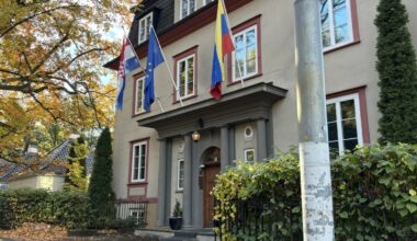 Ambassadeansatte dro i all hast - Dagbladet