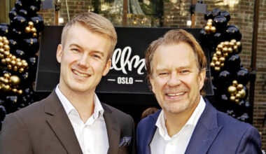 Bjarte Hjelmeland og Lars-Erik Syversen feirer forlovelse