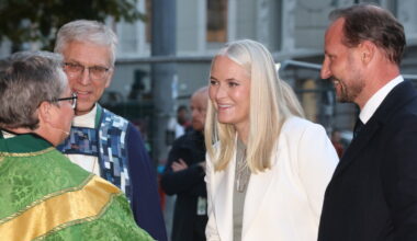 Kronprinsesse Mette-Marit dukket opp på kveldsmesse midt i lungerehabiliteringen