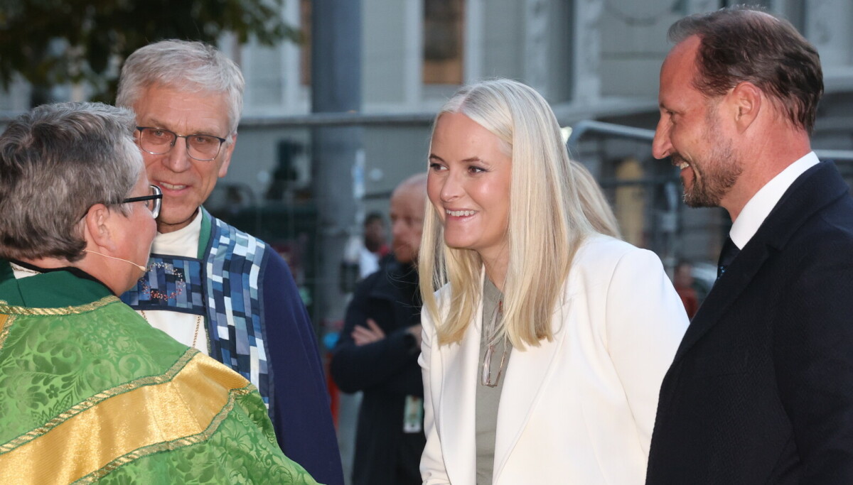 Kronprinsesse Mette-Marit dukket opp på kveldsmesse midt i lungerehabiliteringen