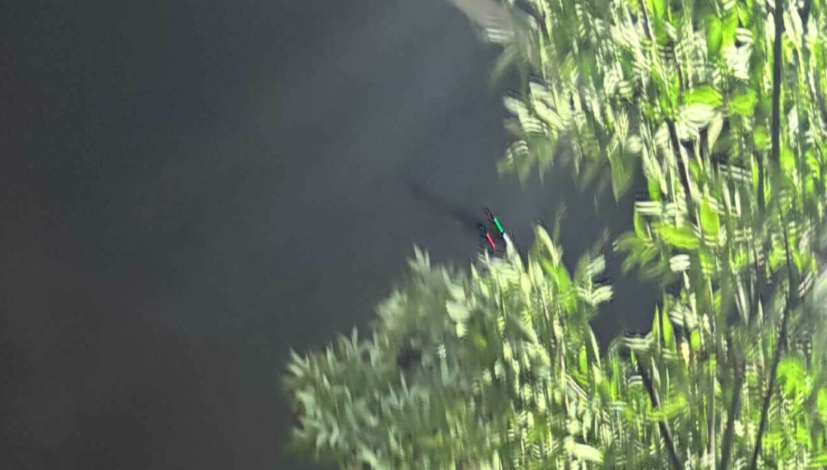 Helikoptrene flyr rett over oss