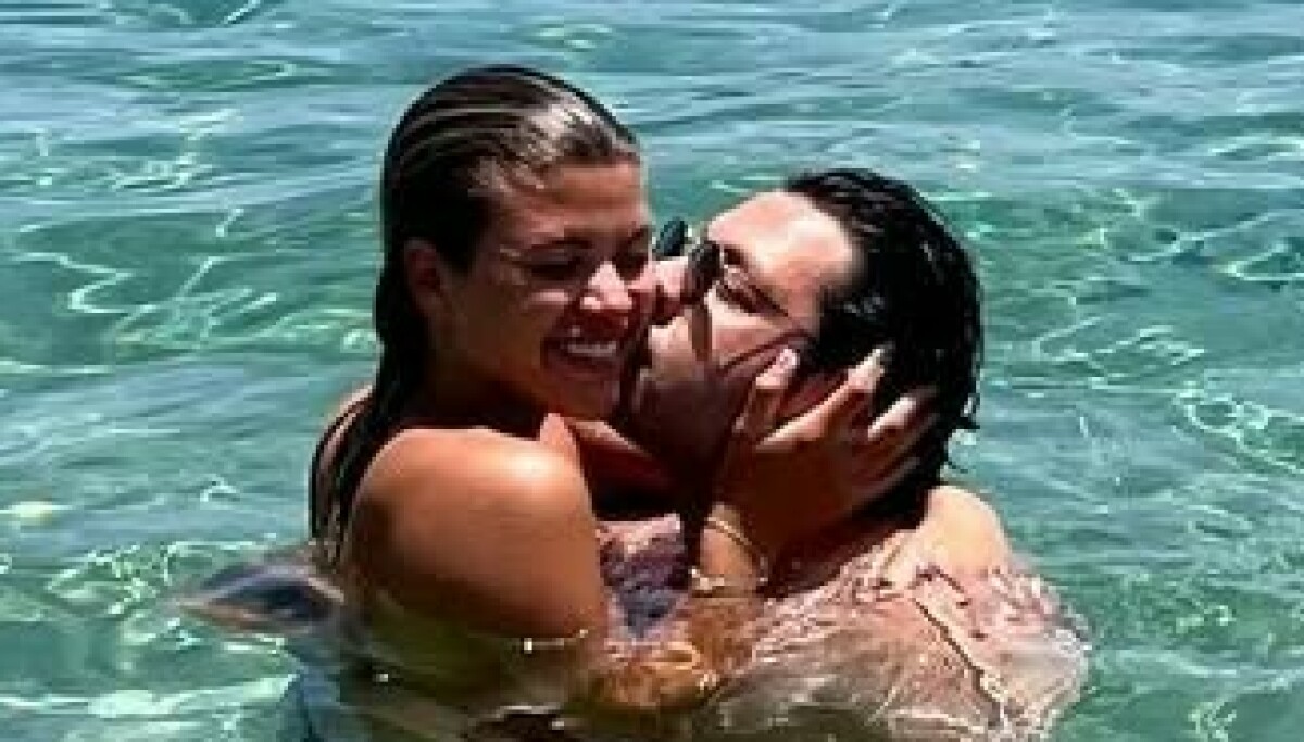 Sofia Richie avslører graviditet med Elliot Grainge på Instagram