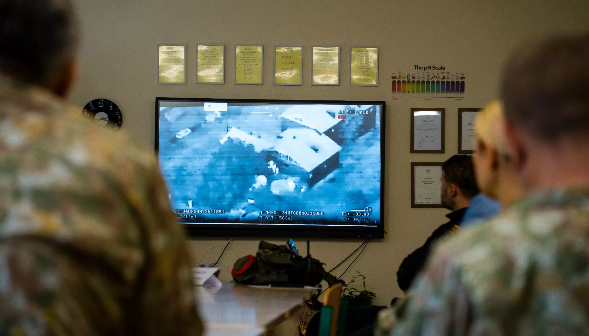 OVERVÅKES: Øvelsen monitoreres nøye på skjerm fra kommandosentralen. Foto: Morten Risberg