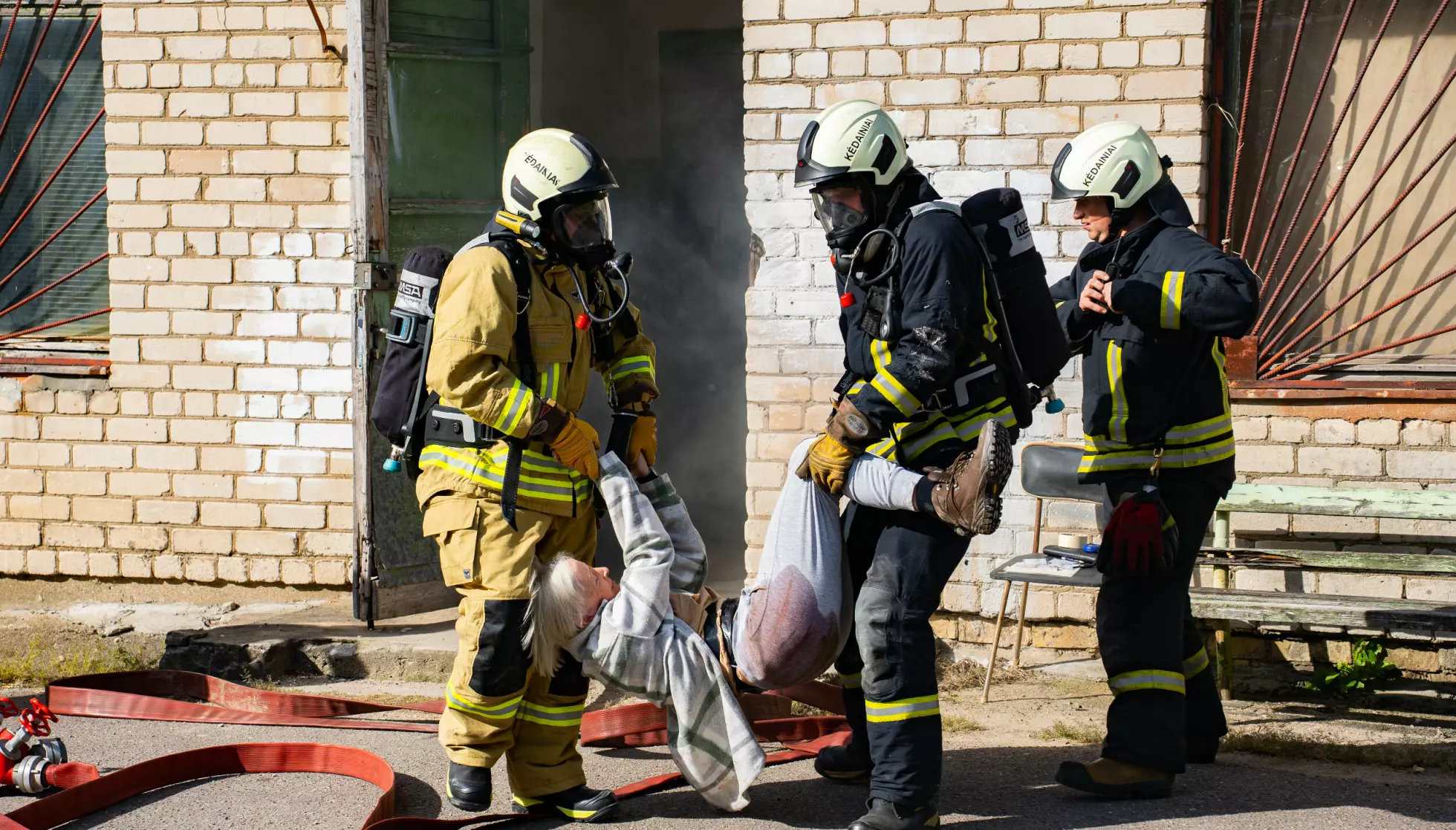 SAMKJØRING: Alle nødetater og andre støttefunksjoner samhandler under øvelsen, som er svært lik virkeligheten. Foto: Morten Risberg