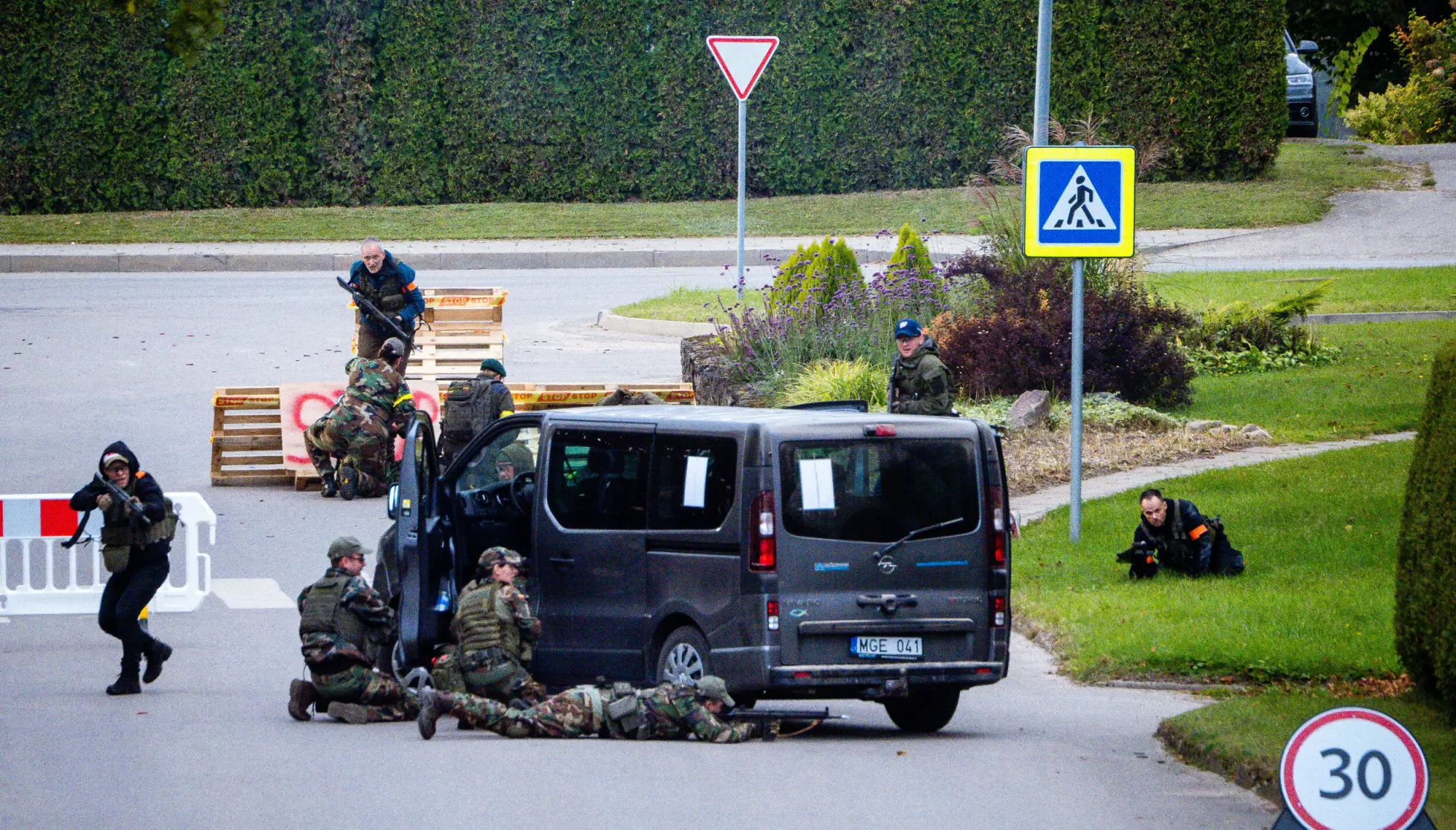 STRID: Paramilitære i stilling under øvelsen, som forbereder Litauen på mulige angrep mot landet. Foto: Morten Risberg