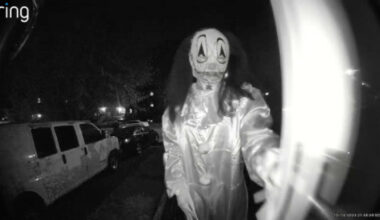 Maskerte menn truet enke og familie