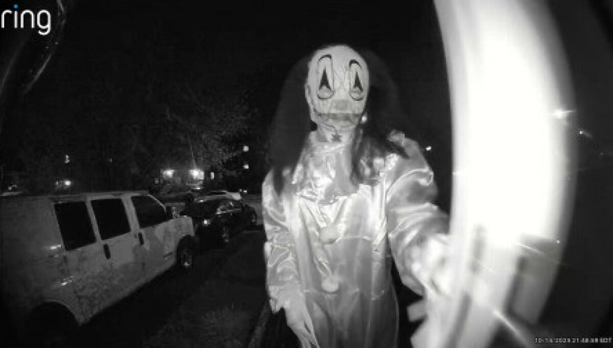 Maskerte menn truet enke og familie