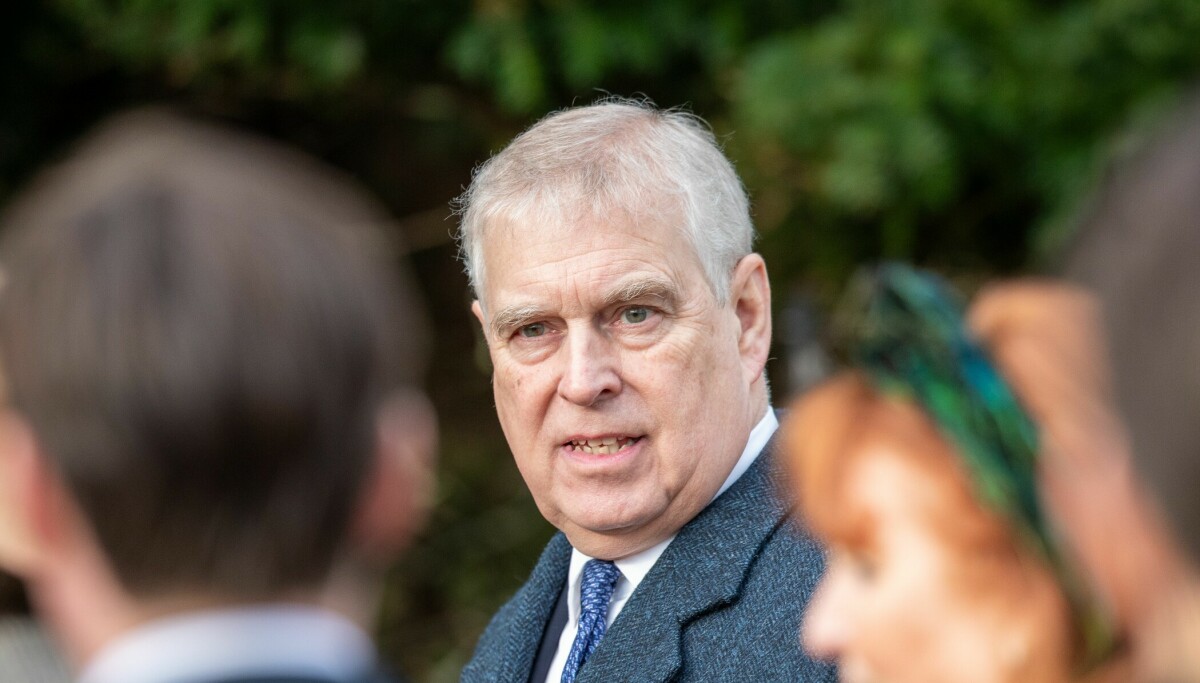 Anklages for å ha utnyttet sin kongelige rolle