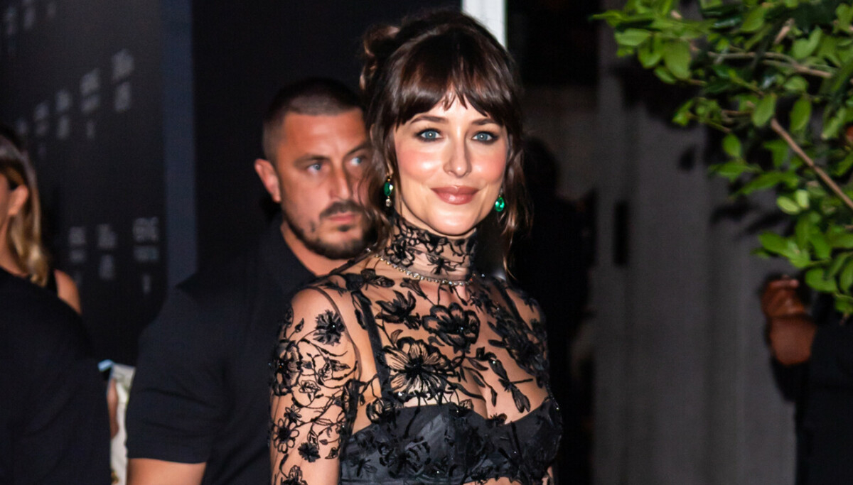 Dakota Johnson svarer på nakenkjole-kritikk: