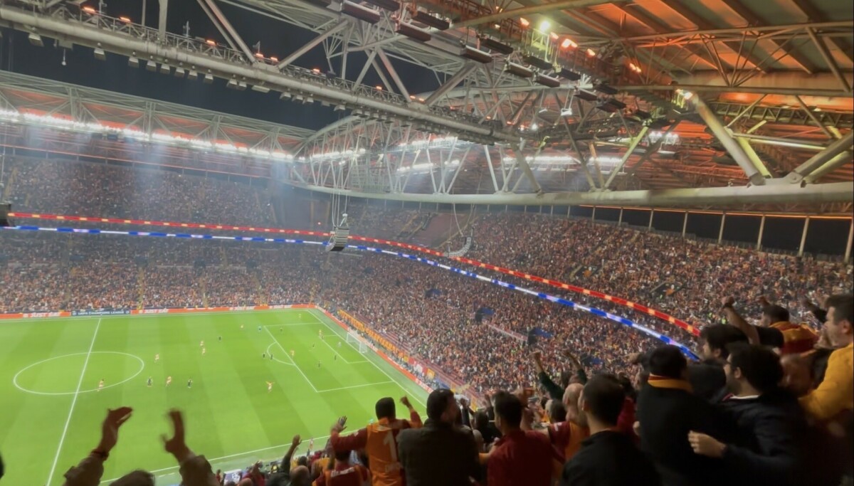 Lyden var enorm da Bodø/Glimt møtte Galatasaray i Istanbul. Men fikk hjemmelaget hjelp av høyttalere på stadion?