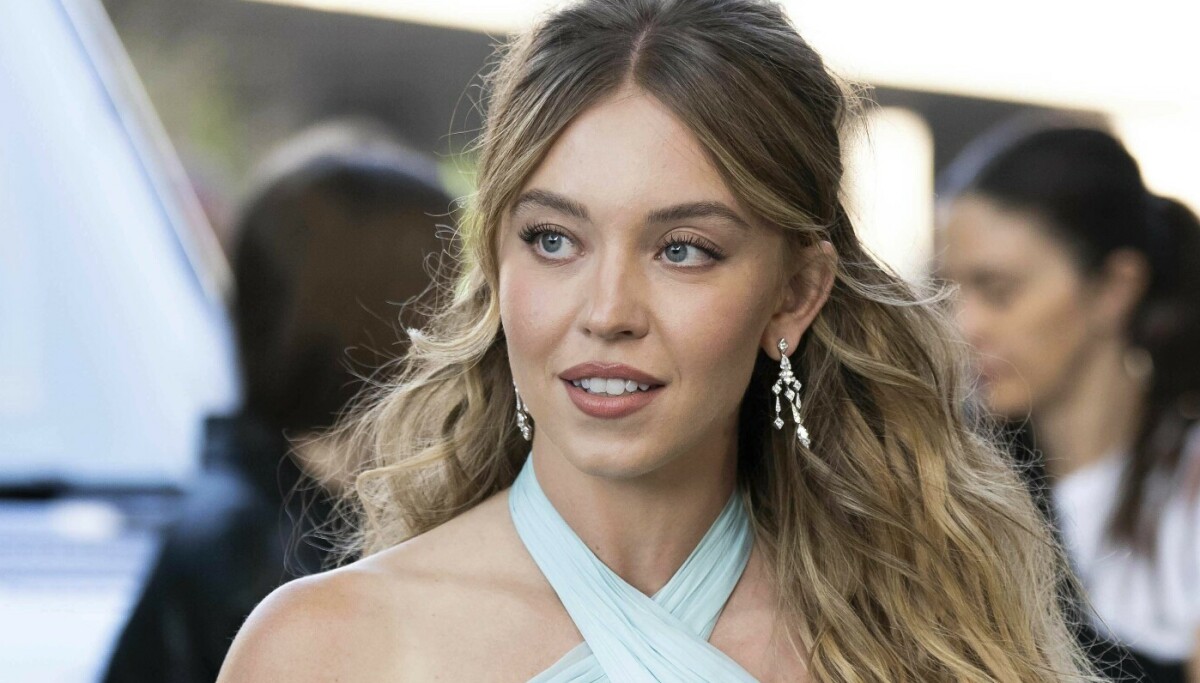 Sydney Sweeney debuterer med platinablond bob på rød løper