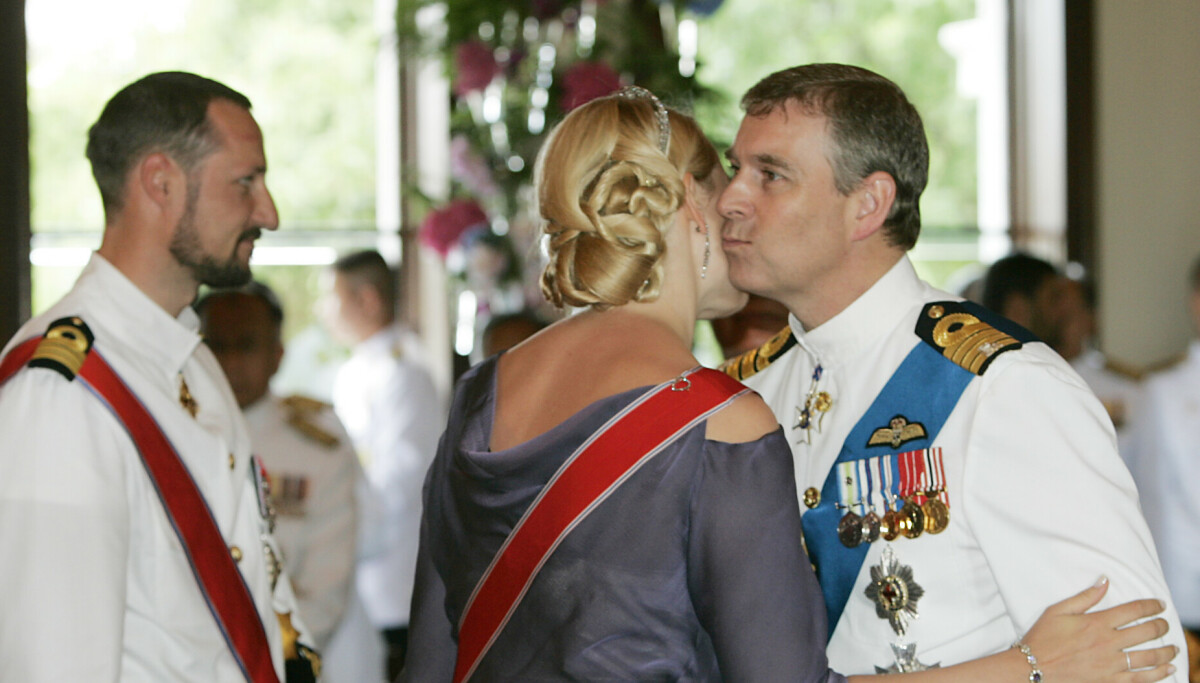 Prins Andrew gir opp titler, men tviholder på St. Olavs Orden