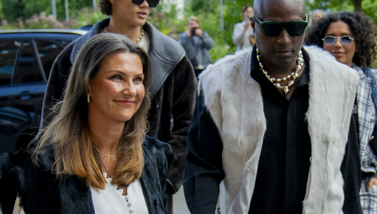 Deler ut kontanter på bursdagen