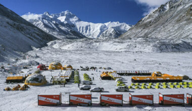 Uvanlig snøfall stopper Everest-turisme i Tibet