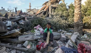 - Henger i en syltynn tråd