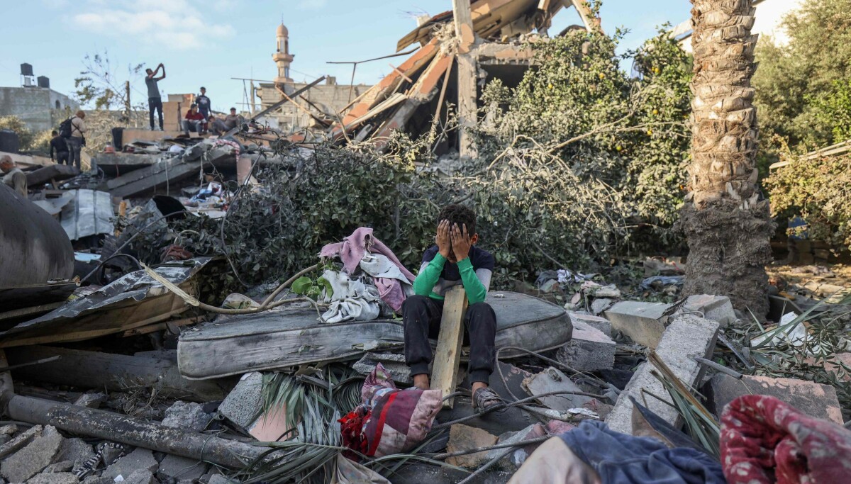 - Henger i en syltynn tråd