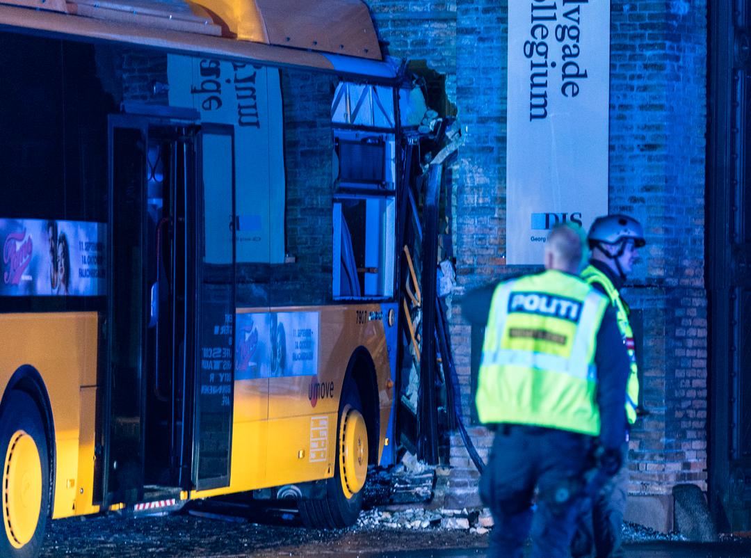 18 personer til legevakt etter bussulykke i København – sjåfør skal ha fått illebefinnende