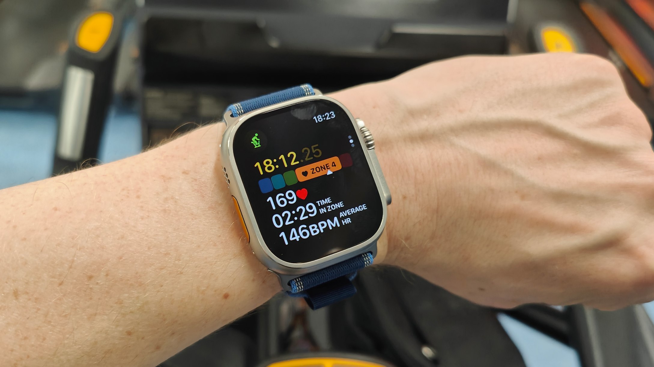 Treningsdata vises p&aring; en Apple Watch.