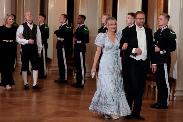 Oslo 20251023. 
Nicolai Astrup t.h. og Karianne Tung på vei til stortingsmiddagen på Slottet. Kong Harald og dronning Sonja holder middag for stortingsrepresentantene på slottet. Kronprins Haakon og kronprinsesse Mette-Marit vil også være til stede.
Foto: Terje Pedersen / NTB