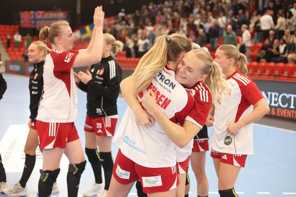 Maja Furu Sæteren omfavner Christina Pedersen.