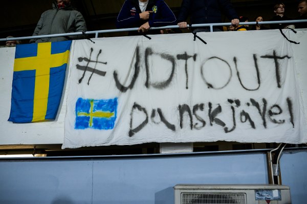 251013 Fans of Sweden with a banner with the word “danskjävel” in the stands during the FIFA World Cup Qualifier football match between Sweden and Kosovo on October 13, 2025 in Gothenburg. 
Photo: Mathias Bergeld / BILDBYRÅN / kod MB / JM0741