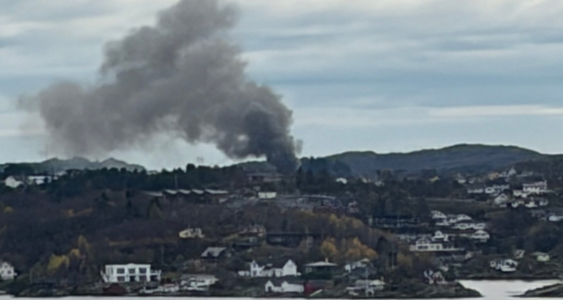 Brann, Nyheter | Garasjebrann på Sotra: – Spredt seg til hus