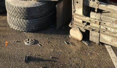 Varebilens frontemblem ble funnet bak bakerste aksling til betongbilen