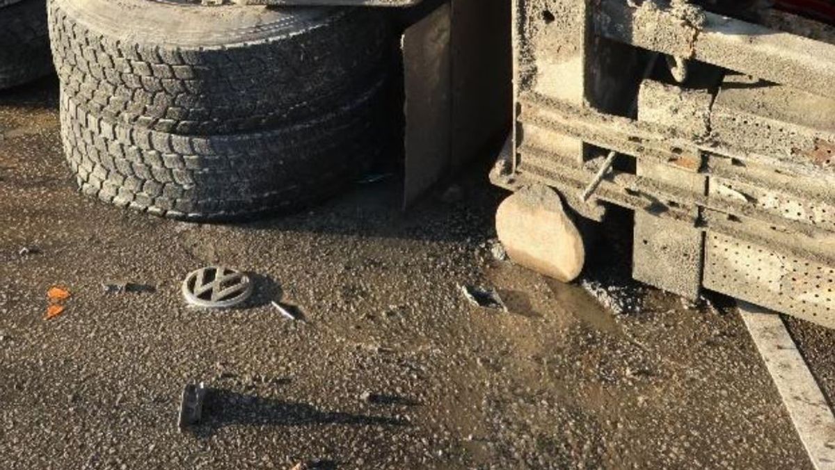 Varebilens frontemblem ble funnet bak bakerste aksling til betongbilen