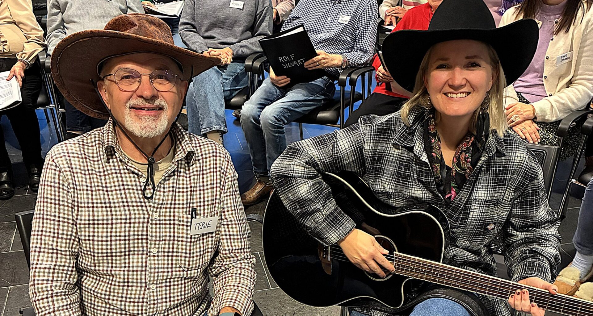 Konsert, Demenskoret i Aurskog-Høland | Demenskoret ber inn til cowboyfest: – Dette treffer meg skikkelig!