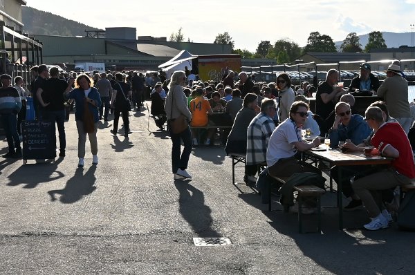 Det var bare fulle bord å finne inne og utenfor Skur 4 fredag kveld. Anledningen? Haandfest 2025. 20-års jubileum for Haandbryggeriet.
