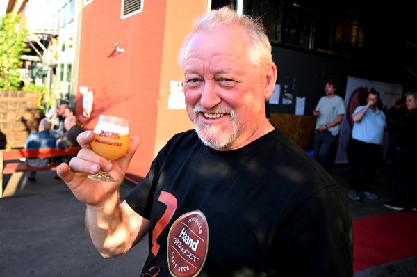 Sjølveste sjefen. Daglig leder i Haandbryggeriet var mer enn happy med første dag av Haandfesten. – Vi var jo litt spente. Det er jo seks år siden sist. Vi håpet på 1.500-2.000 i løpet av hele helgen. Og så har vi hatt 800 bare i dag. Det er mer enn vi trodde - og vi venter enda større trøkk i morgen, forteller han. Han forteller også at det var solgt 1.100 billetter på forhånd. 