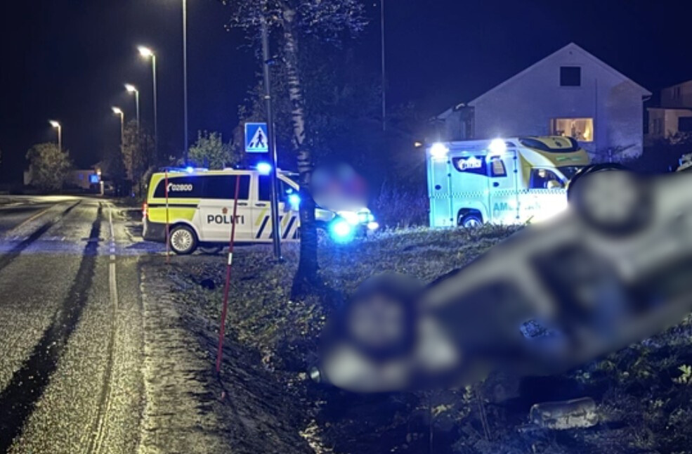 Politi, Helse | Bil kjørte utenfor og trillet rundt på riksvei 80 – sjåfør mistenkes for kjøring i ruspåvirket tilstand