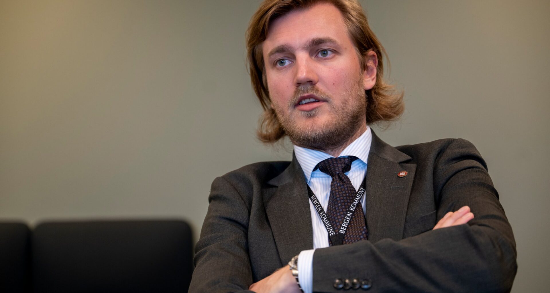 Debatt, Politikk | Lokalpolitikk er i ferd med å verta ein parodi. Denne mannen er utstyrt med statleg tvangstrøye.