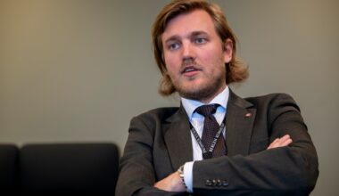 Debatt, Politikk | Lokalpolitikk er i ferd med å verta ein parodi. Denne mannen er utstyrt med statleg tvangstrøye.